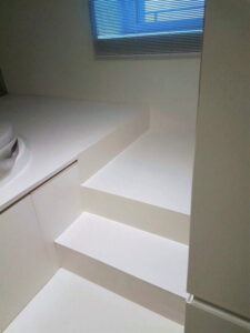 scala in resina bianca