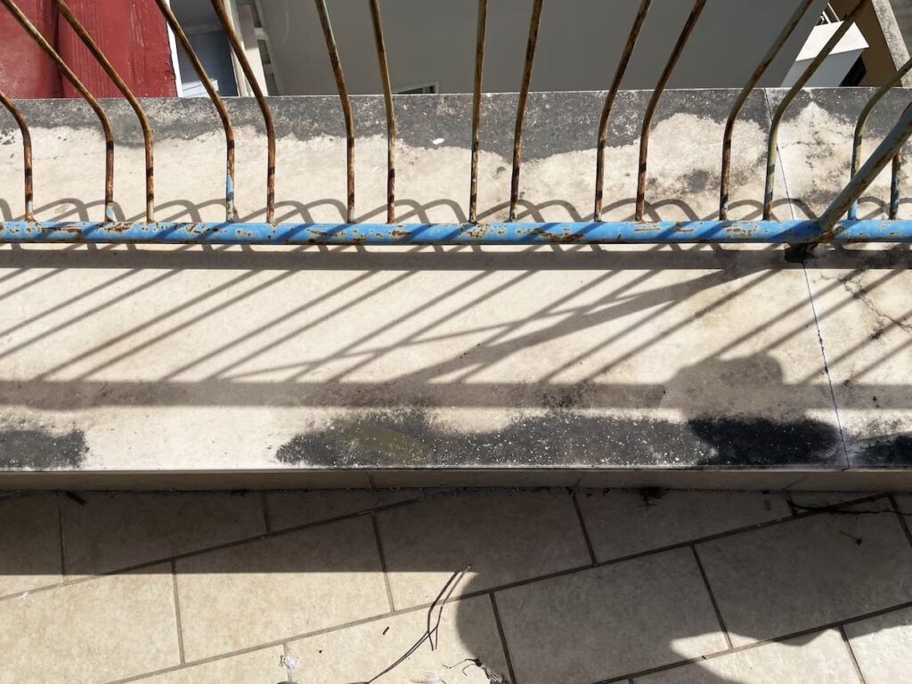 deposito di pm10 su marmo facciata